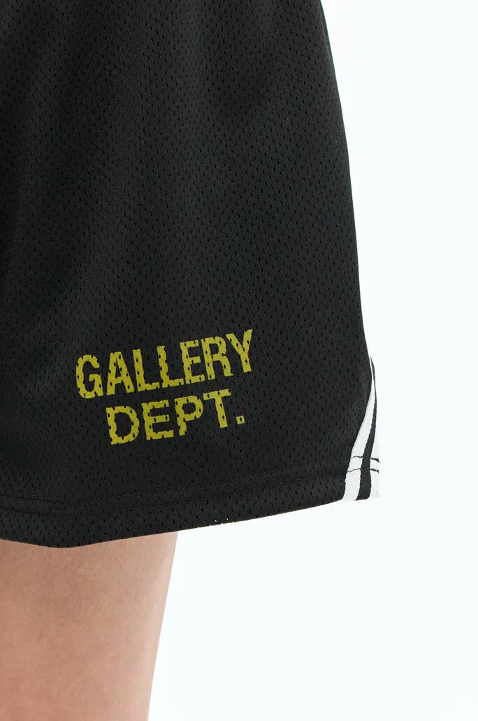GALLERY DEPT. VENICE COURT SHORTS English mesh shorts Logo webbing wide-leg basketball shorts Black and white S-XL Original molding Loose wide-leg version American boys' first choice Breathable mesh fabric Superimposed soft material inside Comfortable and easy to match Custom-woven original consistent webbing/main mark/component wash mark Details are enlarged to follow